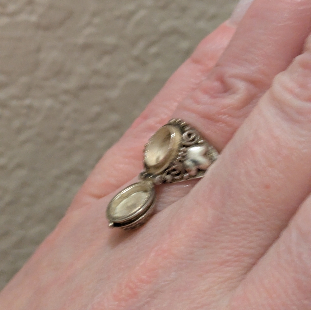 Elegant Sz. 6 3/4 Vintage Sterling Silver & Garnet Poison Ring - Picture 5 of 6